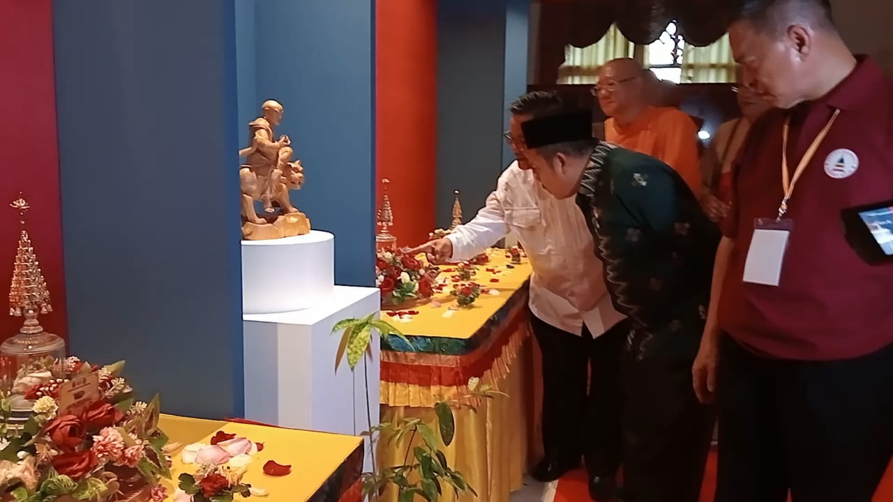 Kakanwil Kementerian Agama (Kemenag) Provinsi Riau Dr H Muliardi MPd (tengah) meninjau pameran Relik Buddha dan Prajna Paramita di Tri Ratna Buddhist Centre Pekanbaru , Jumat (7/11/2025)