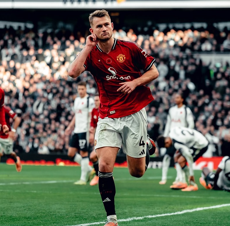 Matthijs de Ligt selamatkan Manchester United dari kekalahan lewat golnya di injury time (96) saat bermain imbang 2-2 lawan Tottenham Hotspur, Sabtu (8/11/2025) malam WIB