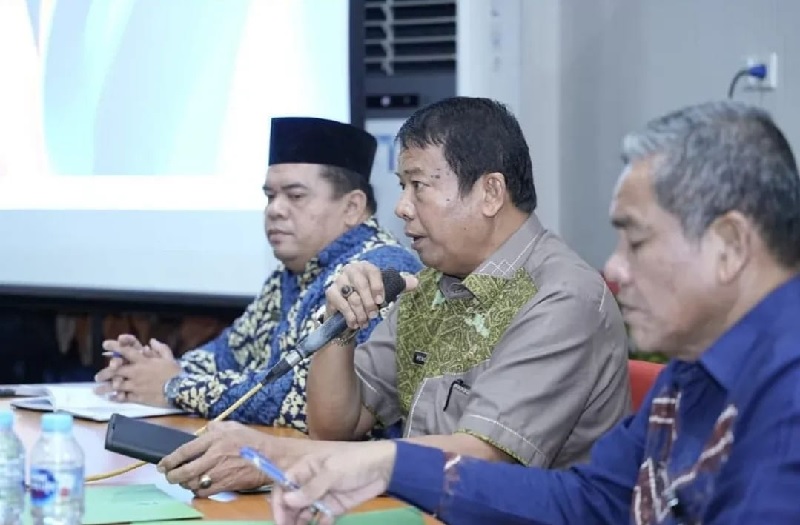 Wabup Inhu Hendrizal didampingi Ketua DPRD Inhu, Sabtu Pradansyah Sinurat dan Pj Sekdakab Inhu Syahruddin saat memimpin rakor penetapan status tanggap darurat, Jumat (7/11/2025).