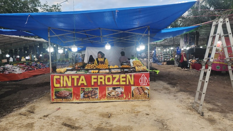 Sejumlah pedagang UMKM yang mengisi stan bazar MTQ ke-54 Tingkat Kabupaten Kampar mengeluhkan kondisi lokasi yang berdebu, Sabtu (8/11/2025).