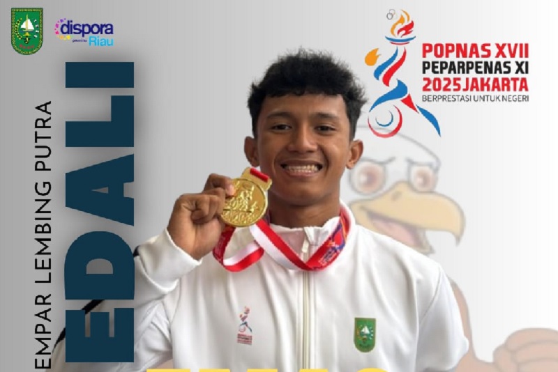 Atlet tolak peluru pelajar Riau Syahrizan memperlihatkan medali emas yang diraih pada Popnas XVII/2025 di Jakarta, Sabtu (8/11/2025).