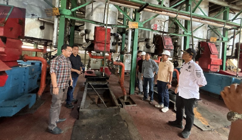 Ketua Tim Pengawasan Terpadu Usaha Perkebunan Kelapa Sawit Kuansing, dr H Fahdiansyah SpOg meninjau PKS PT Gemilang Sawit Lestari (GSL) di Kecamatan Inuman.