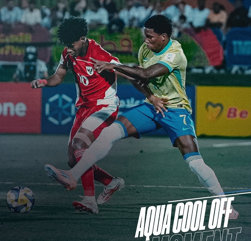 Pemain Timnas Indonesia U-10 Fadly Alberto Hengga berusaha melewati pemain Brasil U-17 Ruan Pablo saat kalah 0-4 pada laga kedua Grup H Piala Dunia U-17 2025 Qatar.
