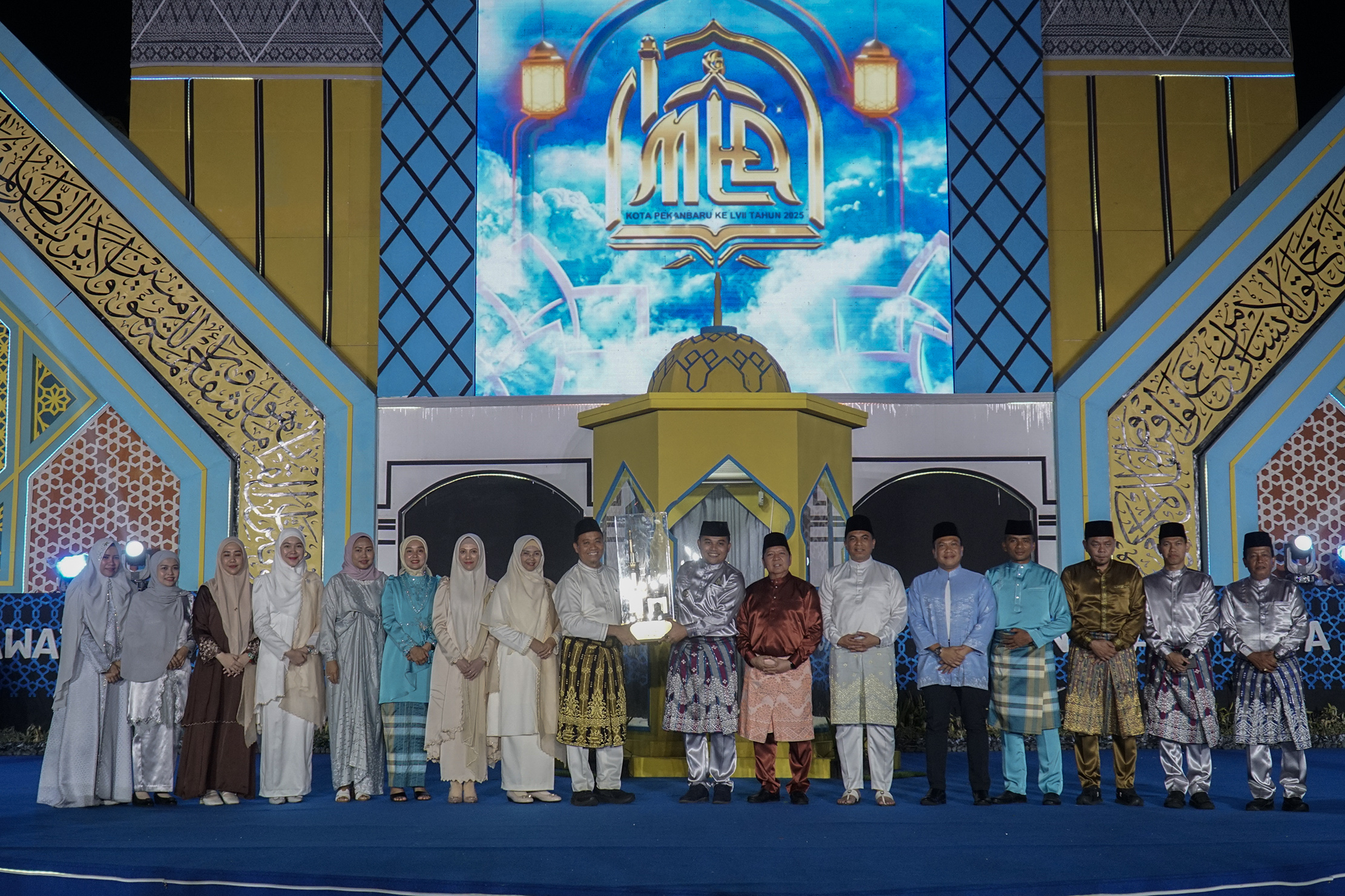 Wakil Walikota Pekanbaru Markarius Anwar serahkan piala bergilir MTQ Tingkat Kota Pekanbaru Ke 57 kepada Juara Umum yakni Kecamatan Bukit Raya, pada penutupan MTQ  Ke 57 di Bandar Seni Raja Ali Haji, Pekanbaru, Sabtu (8/11/2025) ft: MHD AKHWAN/RIAUPOS