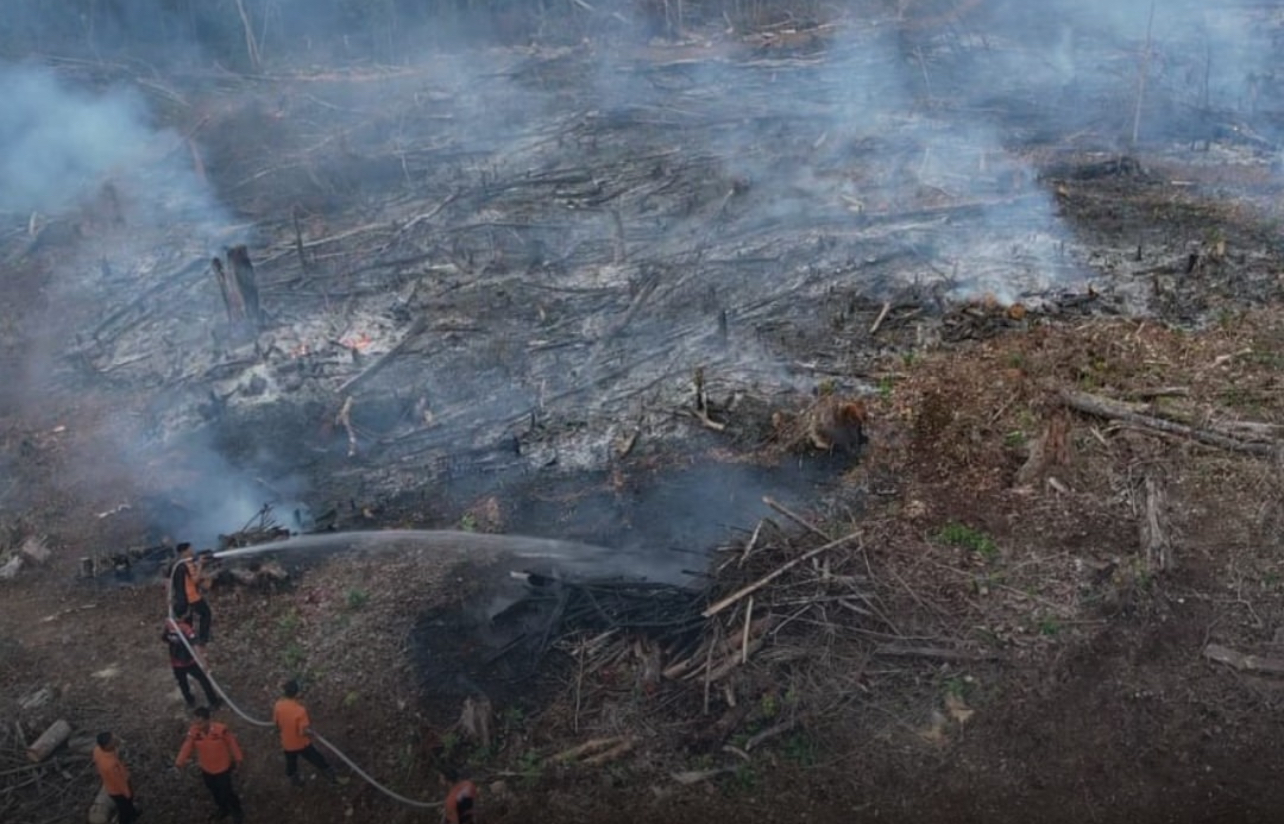 Tim BPBD Kampar melakukan pemadaman Kebakaran Hutan dan Lahan (Karhutla) di wilayah Kampar, beberapa waktu lalu.