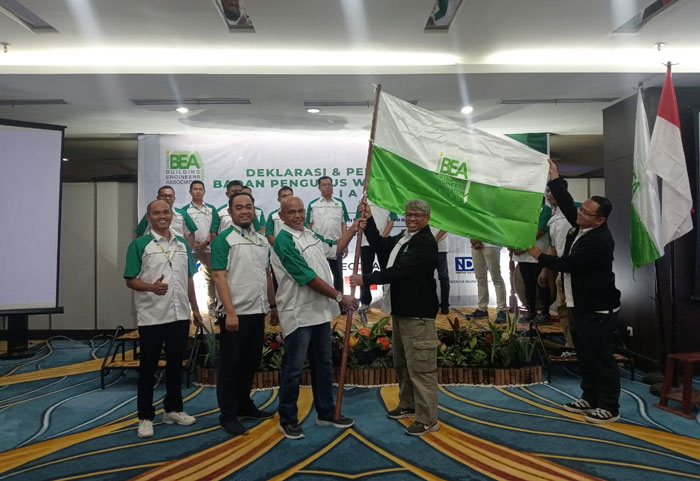 Ketua Umum BPP BEA Indonesia, Amin Puji Riyanto ST (jas hitam) menyerahkan bendera BWP BEA Riau kepada Ketua BWP BEA Riau Terpilih Syafrizal (tengah) saat pelantikan di Hotel Grand Central