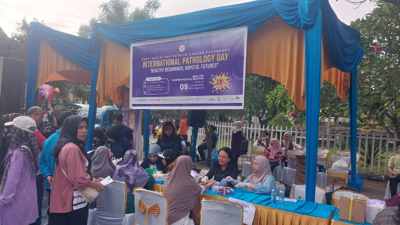 Warga antusias mengikuti cek kesehatan gratis di kegiatan PDS PatKlin Cabang Pekanbaru di Car Free Day, Ahad (9/11/2025).