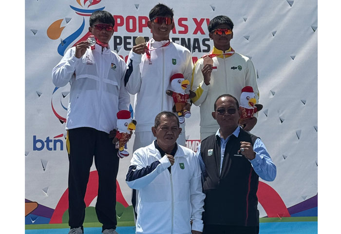 Pedayung Riau Divo Joandesta Aurel yang raih emas nomor K1 1.000 meter putra (tengah) foto bersama atlet lainnya dan Sekretaris Dispora Riau usai penyerahan medali Popnas XVII/2025