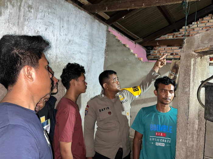 Jajaran Polsek Kampar olah TKP tempat korban gantung di rumah korban di Desa Pulau Sarak, Kecamatan Kampar, Kabupaten Kampar Ahad (9/11/2025).
