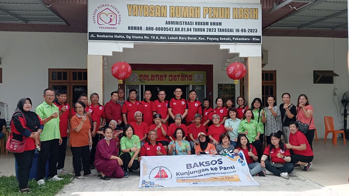 Ketua IKTS Pekanbaru Tohan (tengah) didampingi Wakil Ketua Harian IKTS Pekanbaru Nata Hedy Nyo (8 kiri baris belakang) bersama anggota foto bersama lansia di Panti Jompo Yayasan Rumah Penuh Kasih