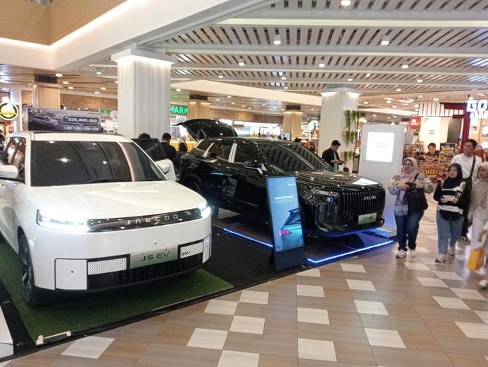 Pengunjung Mal Living World Pekanbaru terlihat melirik kegagahan mobil Jaecoo J5 EV dalam exhibition di Pekanbaru, Ahad (9/11/2025).