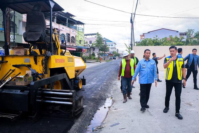 Wakil Wali Kota (Wawako) Pekanbaru, Markarius Anwar, saat meninjau langsung sejumlah titik pekerjaan overlay.