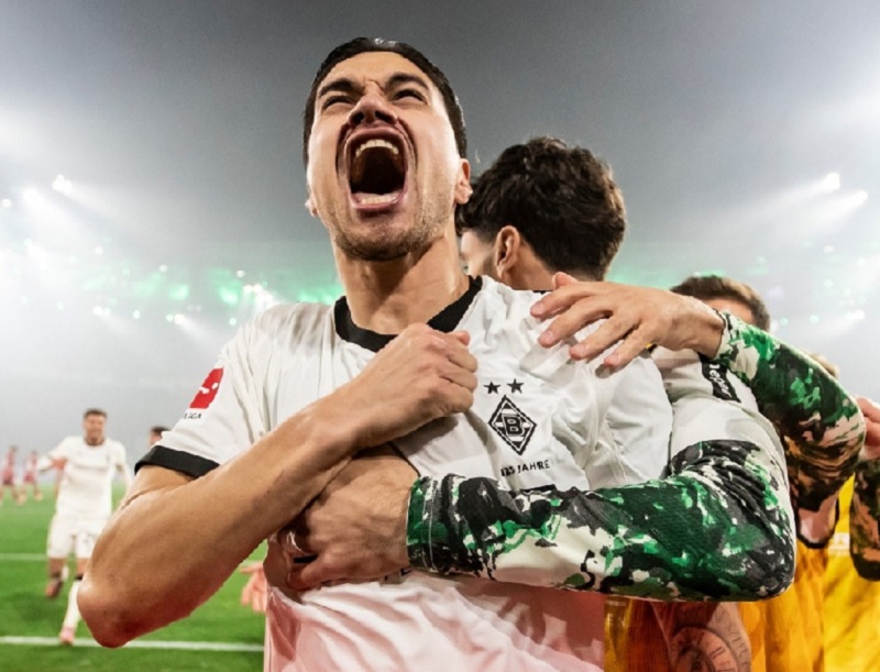 Bek Timnas Indonesia Kevin Diks melakukan selebrasi usai mencetak gol pertamanya  di Bundesliga saat membawa Borussia Moencengladbach menang 3-1 atas Koln.