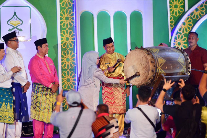 Bupati Kampar Ahmad Yuzar secara didampingi Wakil Bupati Misharti memukul beduk tanda dibukanya Musabaqah Tilawatil Qur&rsquo;an (MTQ) ke-54 Tingkat Kabupaten Kampar  2025 di Kecamatan Kampar Utara