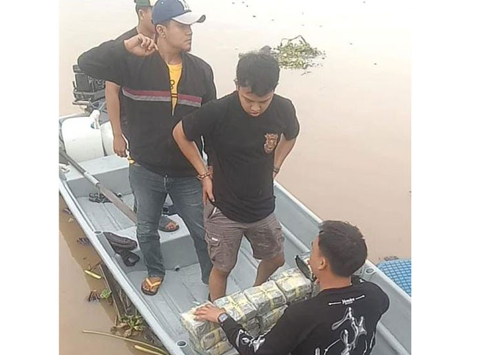 Petugas kepolsian mengamankan 19 kilo sabu dan dua orang tersangka di Pelabuhan Pulau Kijang, Kecamatan Reteh, Kabupaten Inhil, Ahad (9/11/2025).