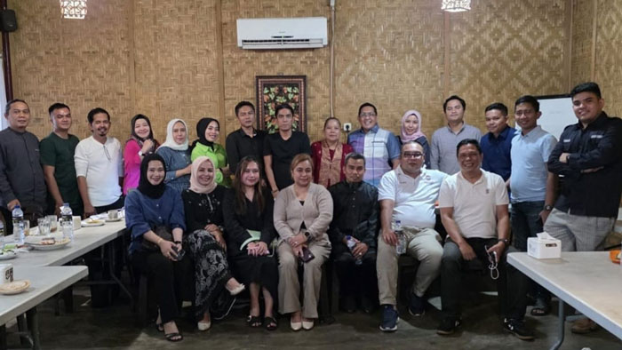 Panitia Pelaksana Muscab dan Pengurus Peradi SAI Pekanbaru berfoto usia menggelar rapat pada Jumat (7/11/2025).