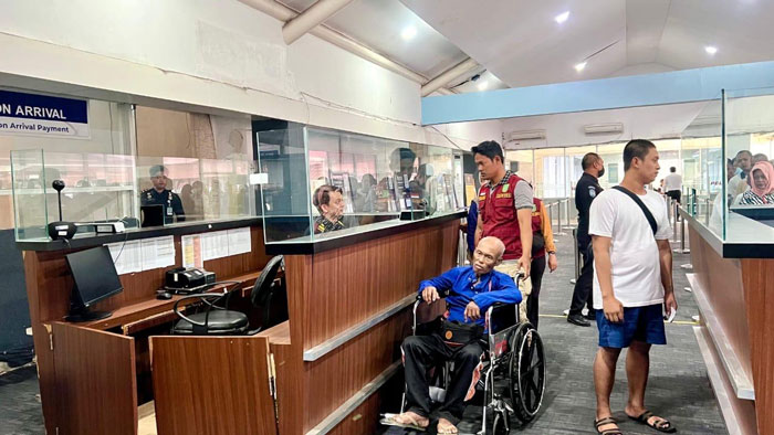 Para PMI yang baru dideportasi dari Malaysia tiba di pelabuhan Dumai untuk dilakukan pendataan, Sabtu (8/11/2025).