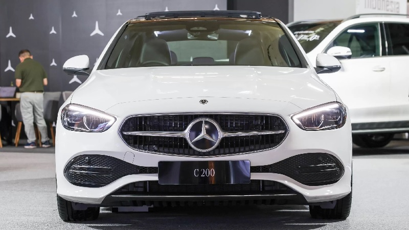 Mercedes-Benz C 200 Avantgarde Line kini dilengkapi panoramic sliding sunroof.