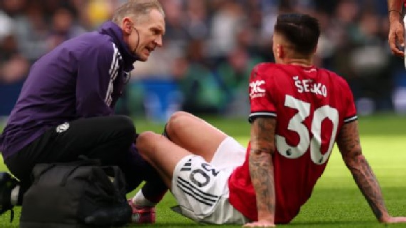 Benjamin Sesko mengalami cedera lutut saat Manchester United bermain imbang 2-2 dengan Tottenham dalam lanjutan Liga Premier Inggris.
