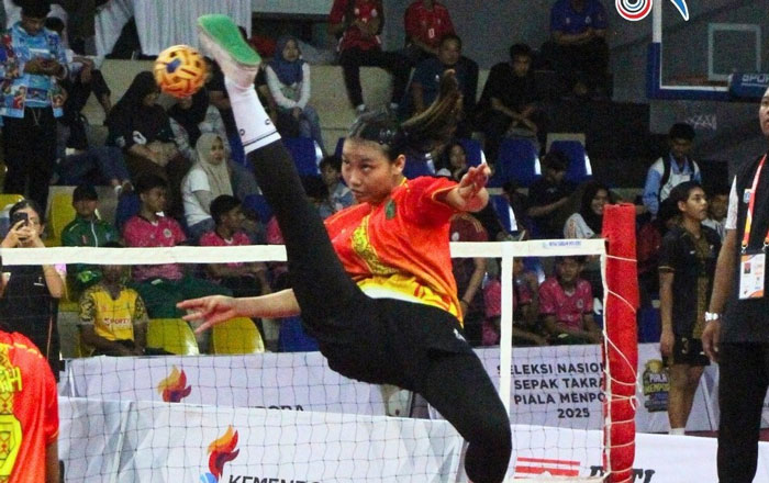 Atlet sepaktakraw putri Riau melakukan smash saat melawan Jawa Timur dalam final nomor quadrant Popnas XVII/2025 di GOR Cempaka Putih, Jakarta  Pusat, Ahad (9/11/2025).