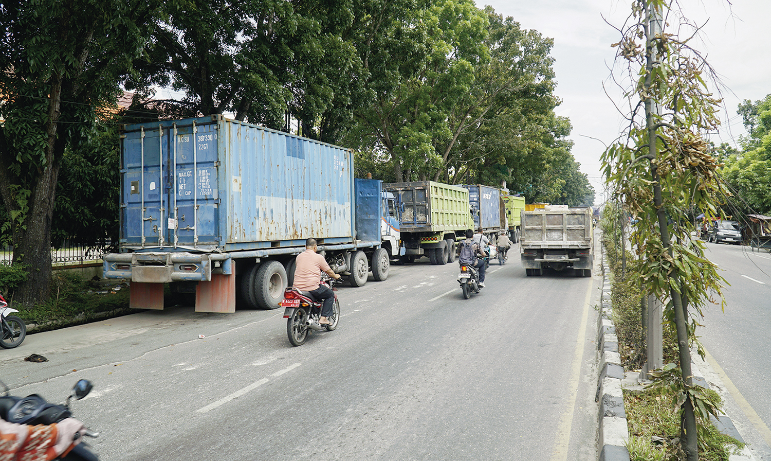 Truk ngetem di bahu jalan saat antri menuju salah satu SPBU dalam pengisian BBM solar di salah satu SPBU di kawasan Jalan Kaharuddin Nasution, Pekanbaru, Kamis (6/11/2025) Pasokan Solar langka, sehingga kendaraan angkutan kerap antri hingga bahu jalan. ft