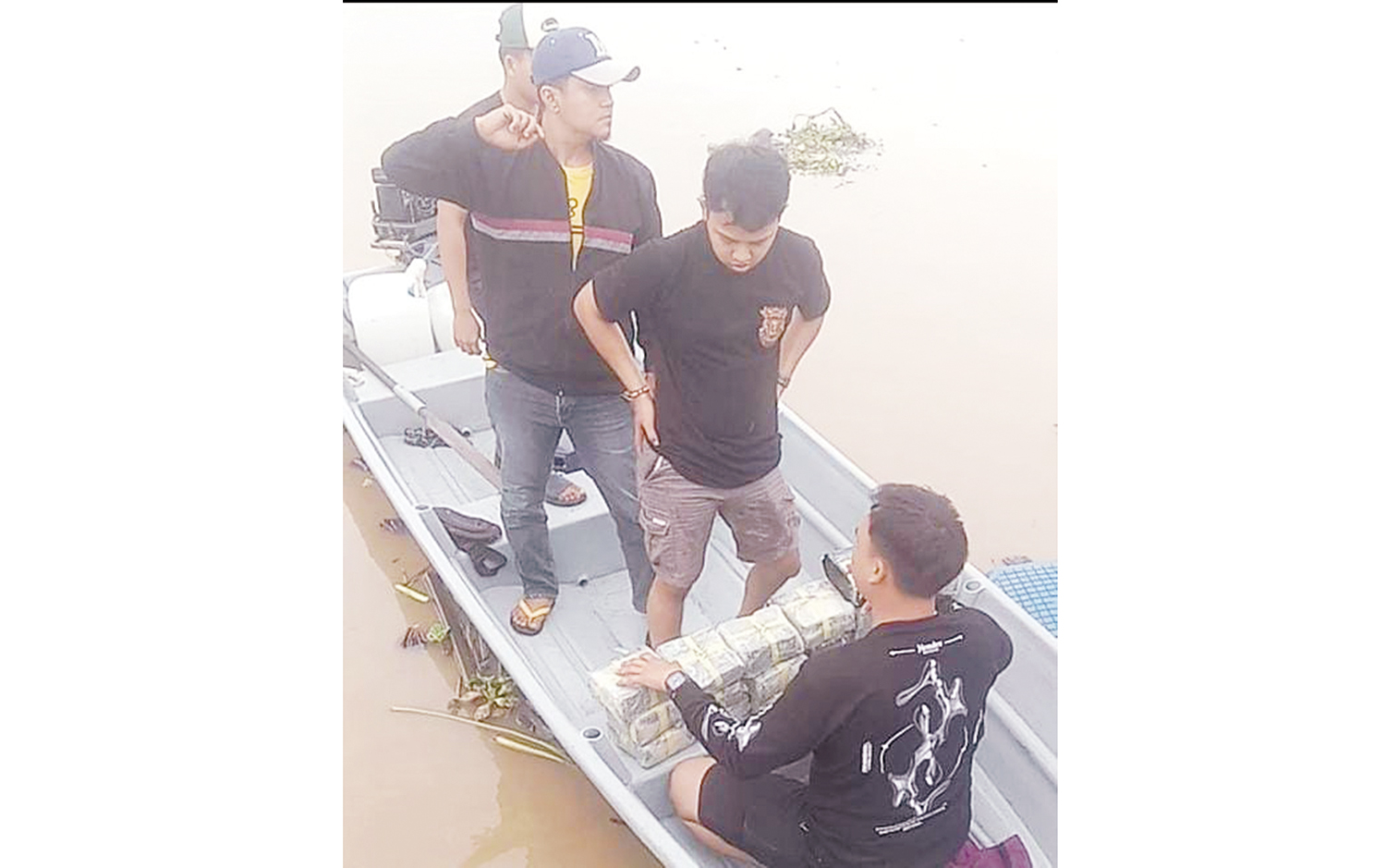 : Petugas kepolisian mengamankan 19 kilogram sabu-sabu dari speed boat di Pelabuhan Pulau Kijang, Kecamatan Reteh, Kabupaten Indragiri Hilir, Ahad (9/11/2025).
