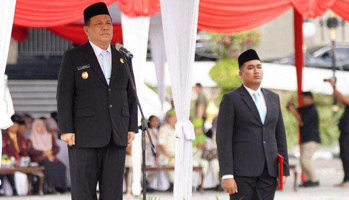 Plt Gubri SF Hariyanto saat memimpin upacara peringatan Hari Pahlawan di halaman kantor gubernur Riau, Senin (10/11/2025).