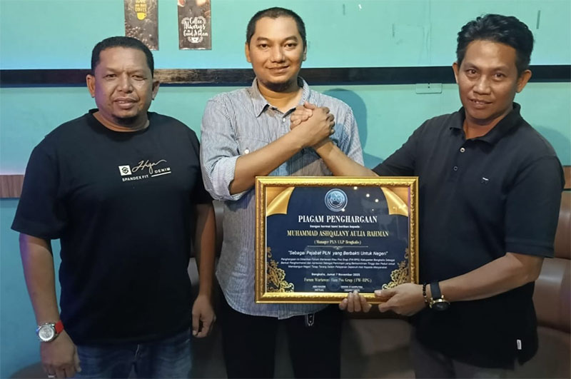 Ketua FW-RPG Bengkalis Abu Kasim menyerahkan piagam penghargaan kepada M Ashqalany Aulia Rahman yang sudah berdedikasi tinggi untuk pelayanan listrik PLN ULP Bengkalis, Senin (10/11/2025).