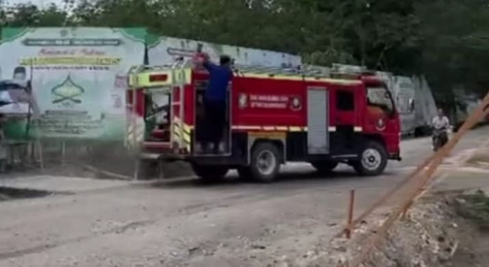 Mobil Damkar melakukan penyiraman di lokasi MTQ ke-54 tingkat Kabupaten Kampar di Kecamatan Kampar Utara, Senin (10/11/2025).