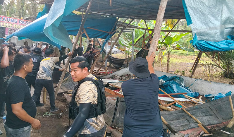 Jajaran Polres Kampar bersama tim gabungan menggerebek arena sambung ayam di Desa Kualu, Kecamatan Tambang, Kabupaten Kampar, Ahad (9/11/2025).