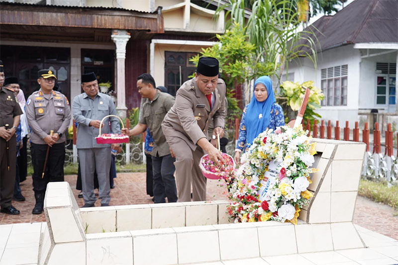 Bupati Kuansing Dr H Suhardiman Amby melakukan tabur bunga di Makam Pahlawan KH Umar Usman Desa Koto Taluk Kecamatan Kuantan Tengah, Senin (10/11/2025).