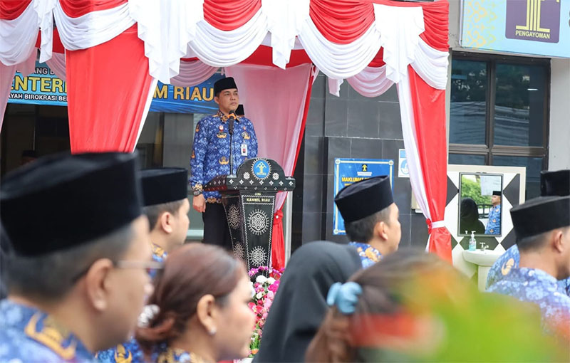 Kakanwil Kemenkum Riau Rudy Hendra Pakpahan memimpin upacara peringatan Hari Pahlawan pada Senin (10/11/2025).