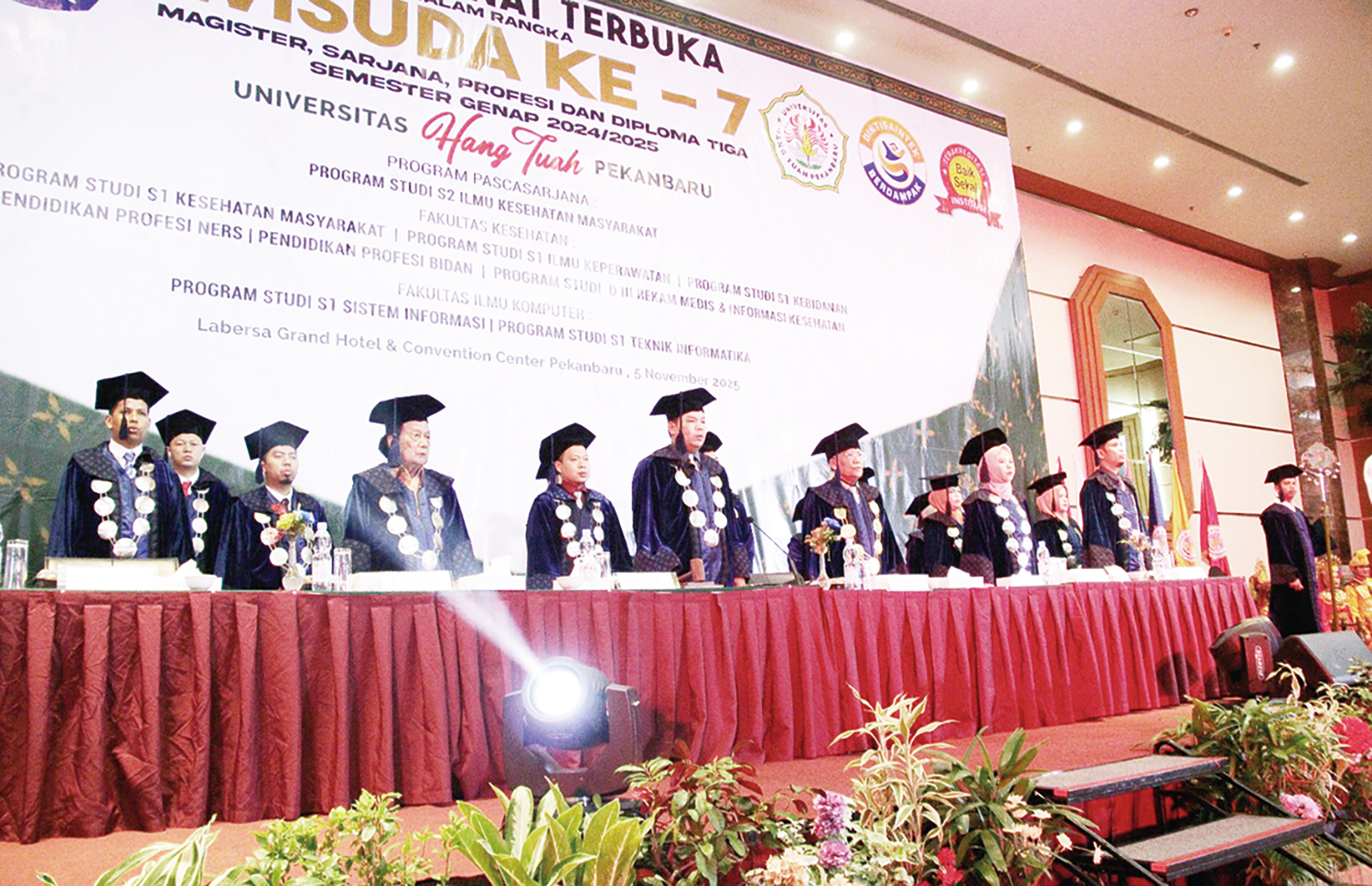 Sidang senat terbuka dalam rangka wisuda UHTP.