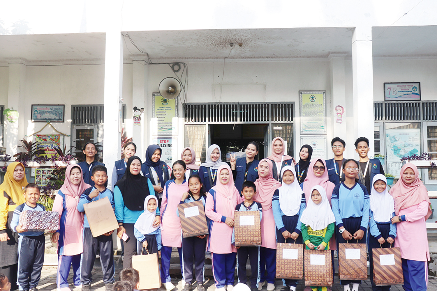 Mahasiswa KKN MBKM Unri  Kelurahan Sekip, Kecamatan Limapuluh, Kota Pekanbaru foto bersama para pemenang lomba peringatan Sumpah Pemuda, baru-baru ini.
