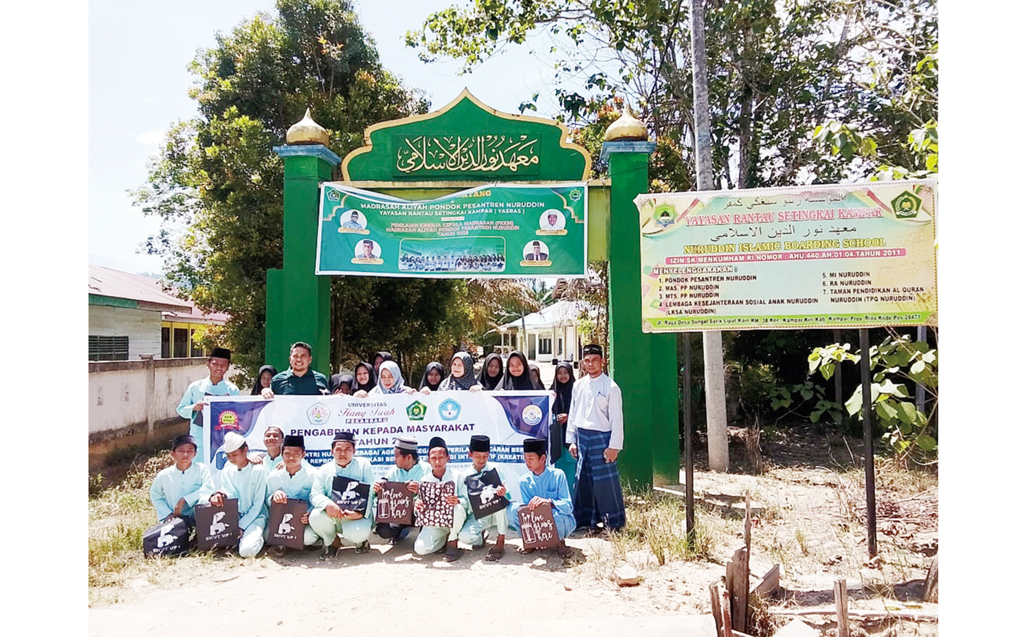 Tim dosen PKM UHTP foto bersama usai kegiatan edukasi, baru-baru ini.