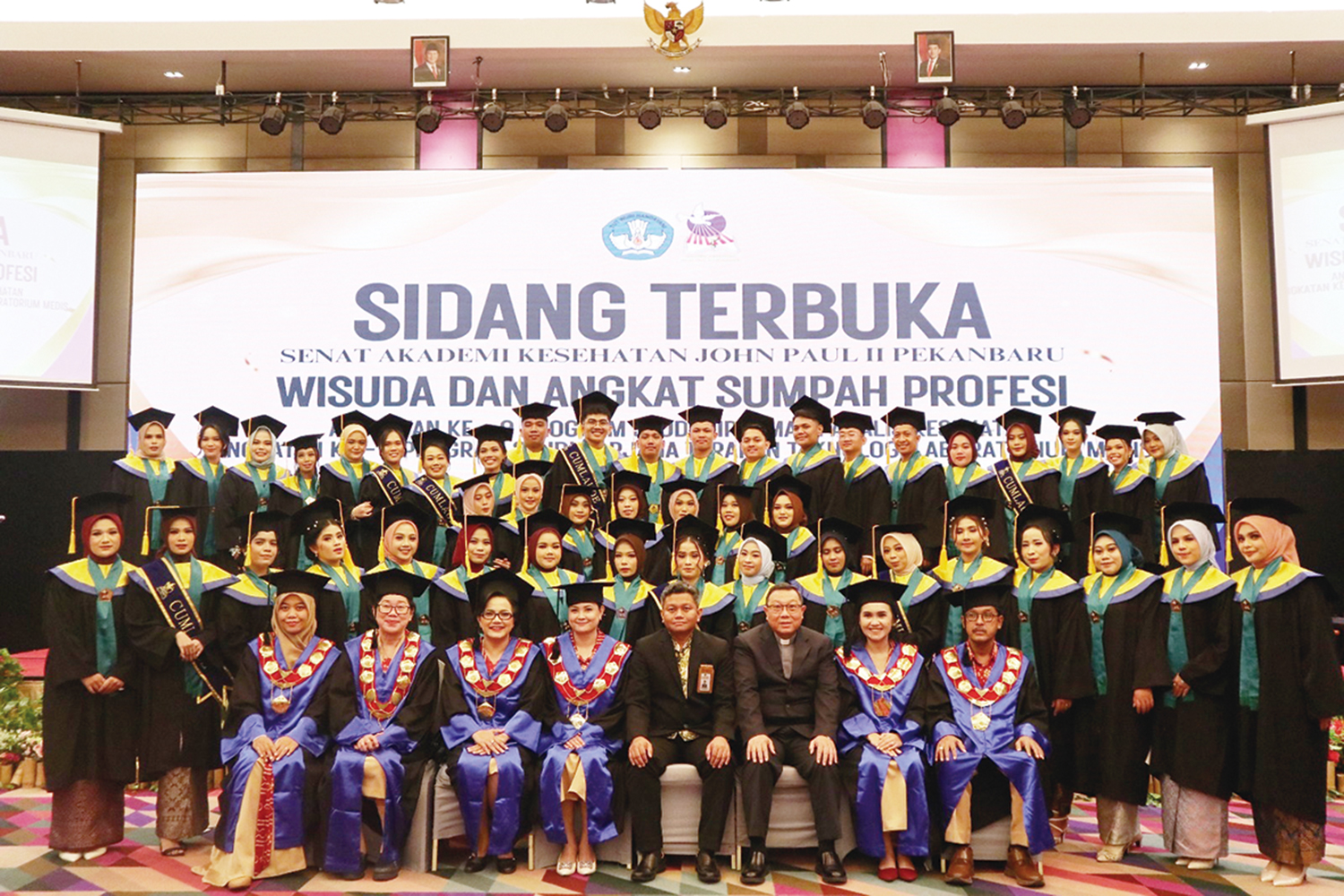 Civitas akademika Akademi Kesehatan John Paul II Pekanbaru foto bersama wisuda dan angkat sumpah profesi di Hotel The Zuri, Kamis (6/11/2025).