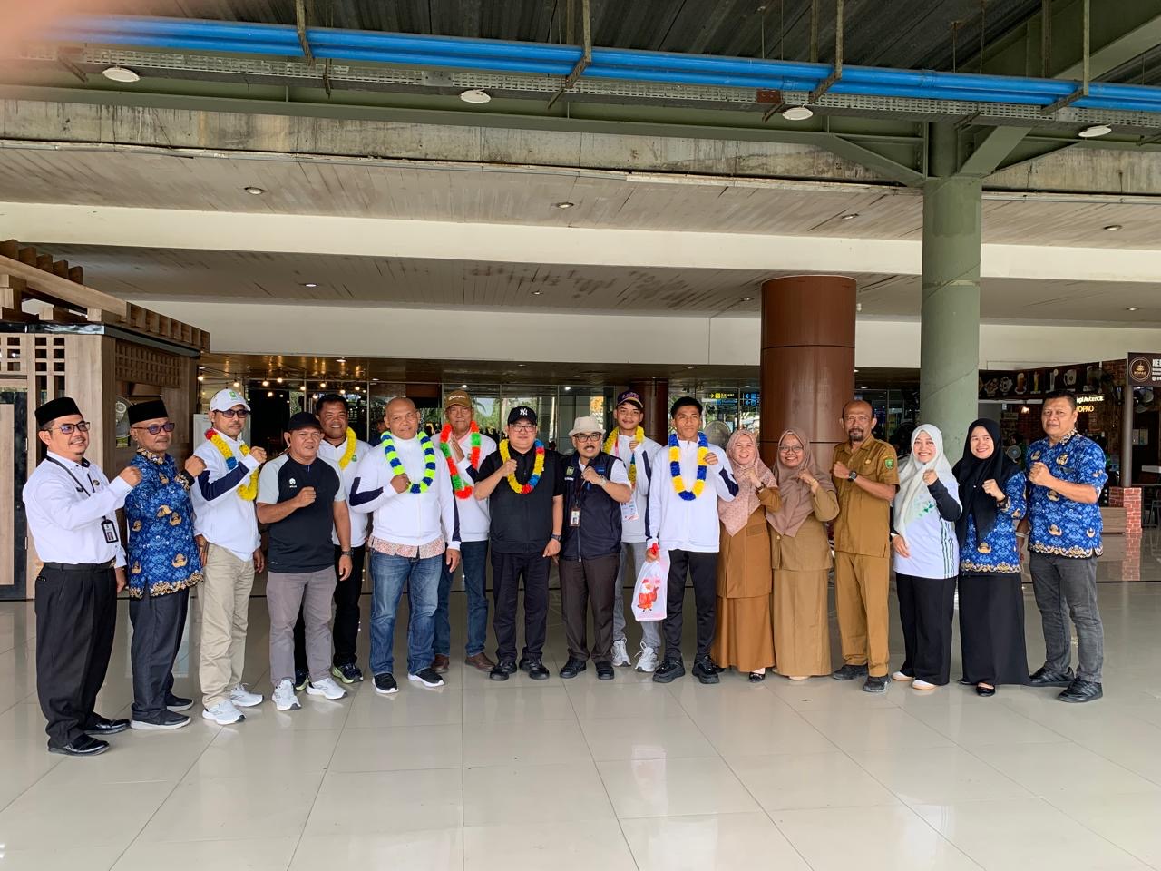 Kontingen Popnas VXVII dan Peparpenas XI 2025 di Jakarta, foto bersama usai penyambutan kepulangan di Bandara Sultan Syarif Kasim II Pekanbaru, Senin (10/11/2025).