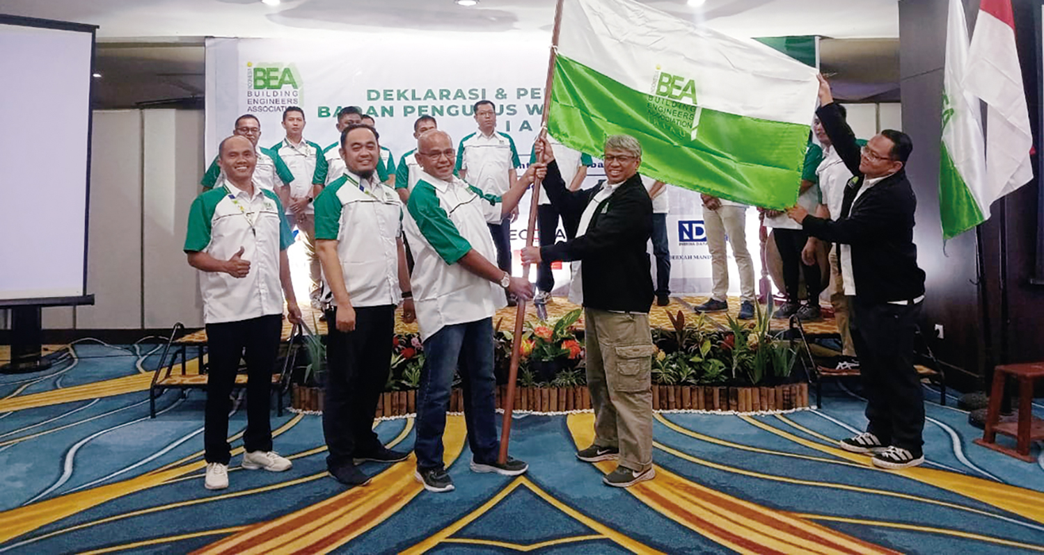 Ketua Umum Badan Pimpinan Pusat (BPP) BEA Indonesia Amin Puji Riyanto ST (jas hitam) menyerahkan bendera BWP BEA Riau kepada Ketua BWP BEA Riau Terpilih Syafrizal (tengah) saat pelantikan di Hotel Grand Central Pekanbaru, Sabtu (8/11/2025).