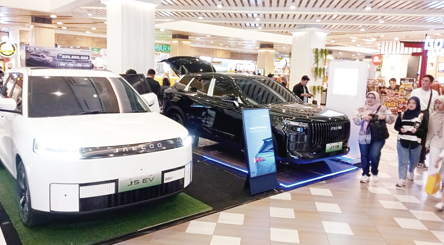 Pengunjung Mal Living World Pekanbaru terlihat melirik kegagahan mobil Jaecoo J5 EV dalam pameran di Pekanbaru, Ahad (9/11/2025).