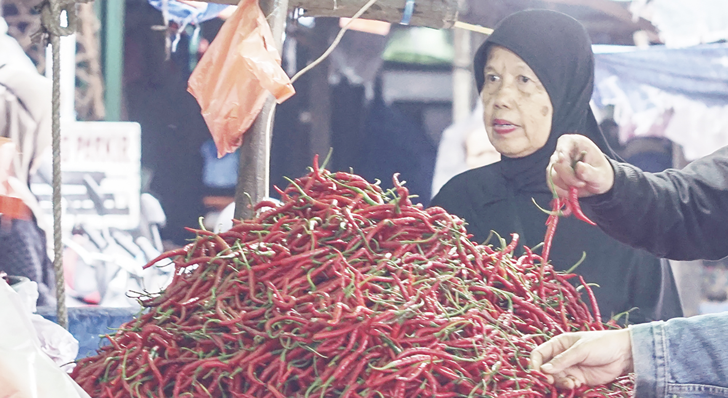 Warga berbelanja cabe merah di Pasar Pagi Arengka, Pekanbaru, Rabu (1/10/2025) ft: MHD AKHWAN/RIAUPOS
