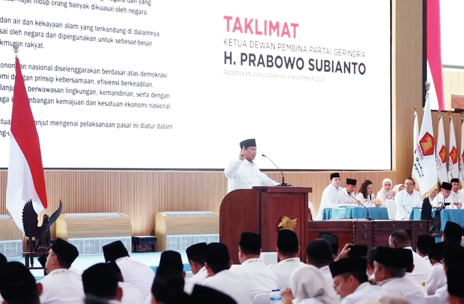Ketua Dewan Pembina Partai Gerindra Prabowo Subianto saat berpidato di hadapan kader Partai Gerindra di kediamannya, Hambalang, Bogor, Jawa Barat, akhir pekan kemarin.