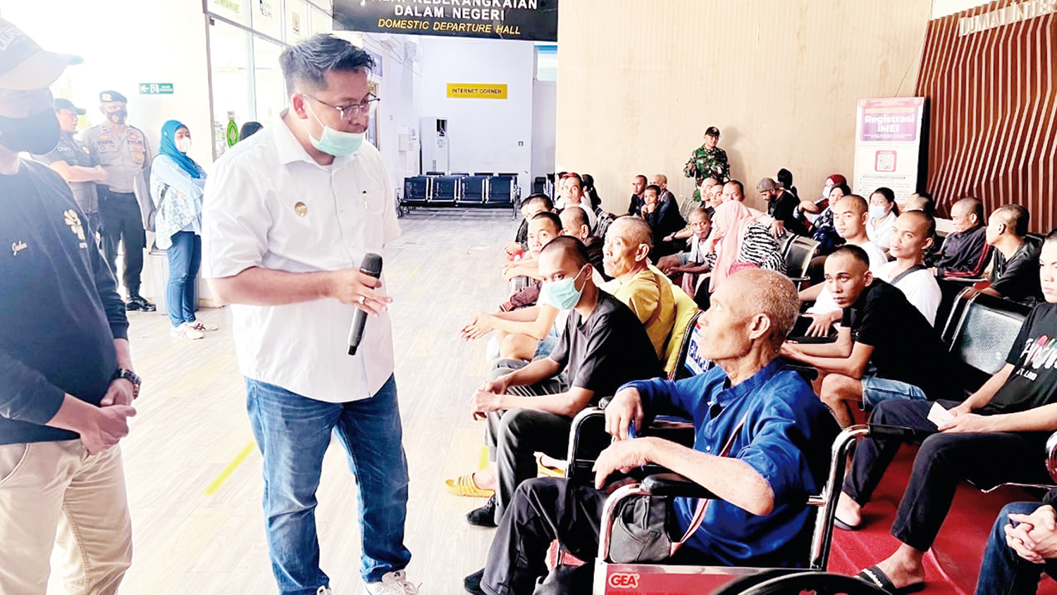Para PMI yang baru dideportasi dari Malaysia tiba di pelabuhan Dumai untuk dilakukan pendataan, Sabtu (8/11/2025).