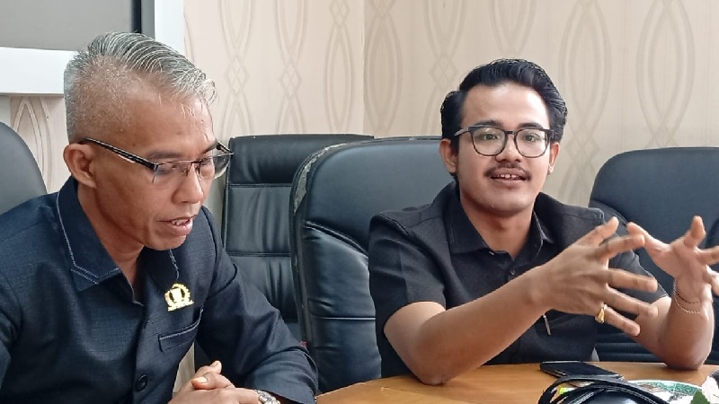 Ketua Komisi I DPRD Kampar Ristanto (kiri) didamping Sekretaris Komisi I Min Amir Efendi Pakpahan saat memberikan keterangan usai RDP dengan Kabag Umum Setdakab Kampar.