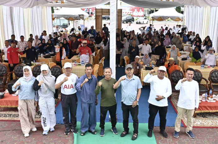 BRK Syariah Cabang Bengkalis merangkul ratusan nasabah pra-pensiun dan purnabakti, melalui  acara ramah tamah yang dan senam bersama di pusatkan di Lapangan Tugu Bengkalis, Senin (10/11/2025).