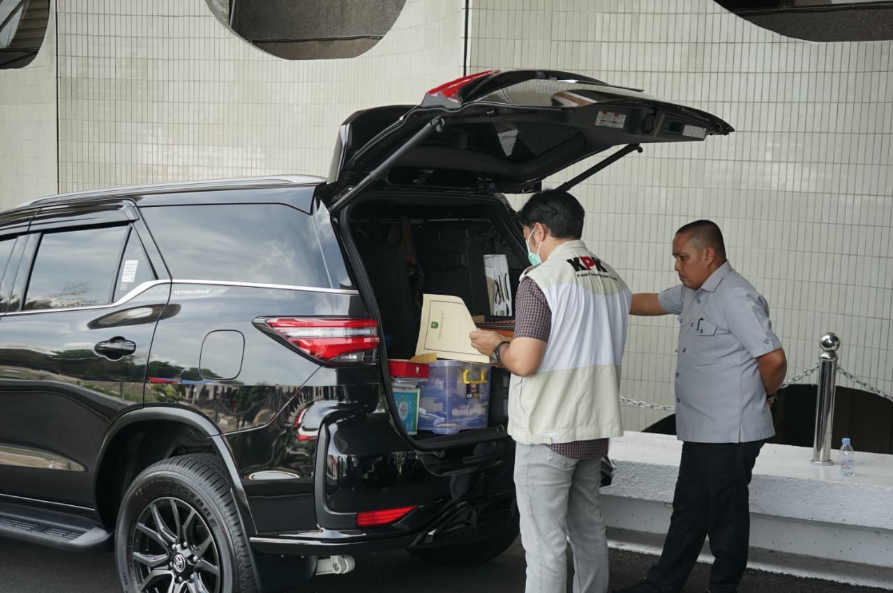 KPK geledah Sejumlah dokumen dari sebuah mobil di Kantor Gubernur Riau, Senin (10/11/2025).