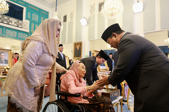 Prabowo menyalami istri almarhum K.H. Abdurrahman Wahid, Sinta Nuriyah Wahid usai pennganugerahan gelar Pahlawan untuk 10 tokoh nasional, Senin (10/11/2025).