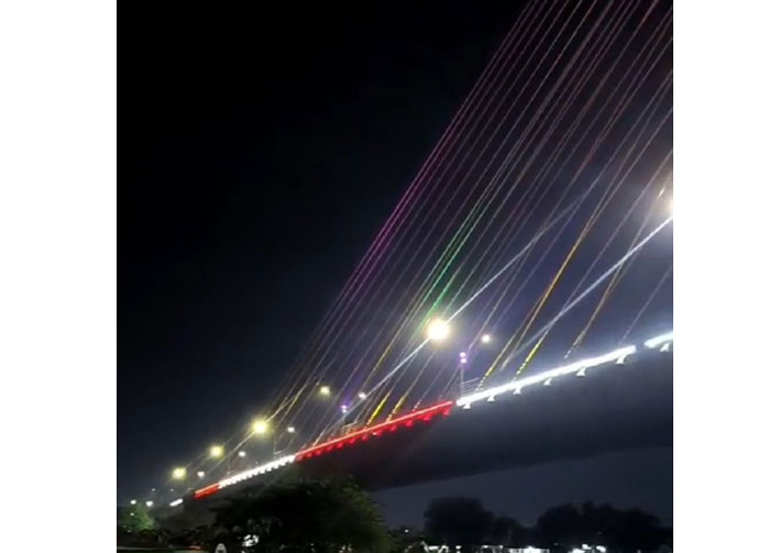 Suasana lampu penerangan di jembatan Siak IV pada malam hari, Ahad (9/11/2025).