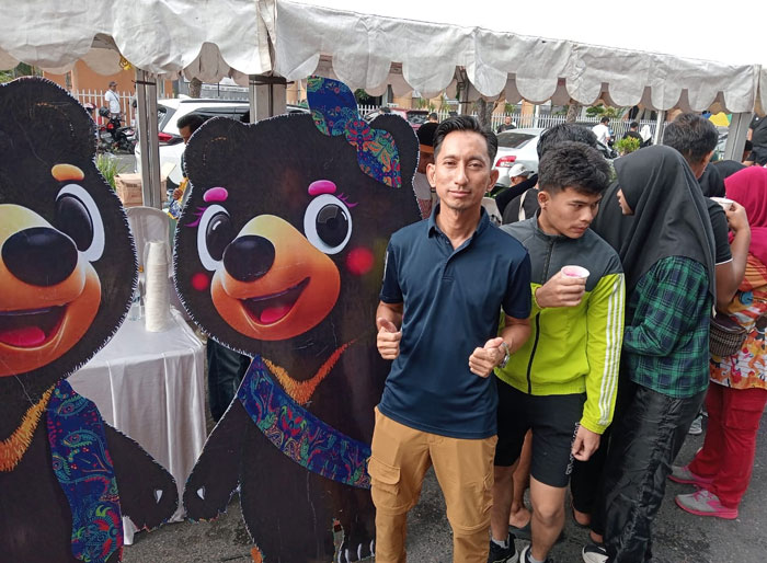 Konsul Malaysia di Pekanbaru M Hosnie Shahhiran bin Ismail terlihat foto disalah satu maskot beruang bernama Wira dan Manja khas Negara Malaysia, Ahad (9/11/2025) lalu.
