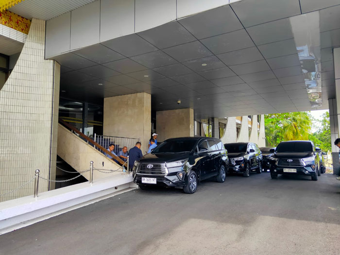 Sejumlah kendaraan yang diiisi tim KPK terparkir di depan Kantor Gubernur Riau, Senin (10/11/2025).