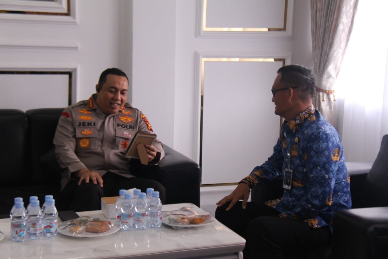 Kapolresta Pekanbaru Kombes Pol Jeki Rahmat Mustika (kanan) melihat foto kenangan Kepala Lapas Kelas IIA Pekanbaru saat ia berkunjung ke Lapas pada Senin (10/11/2025).